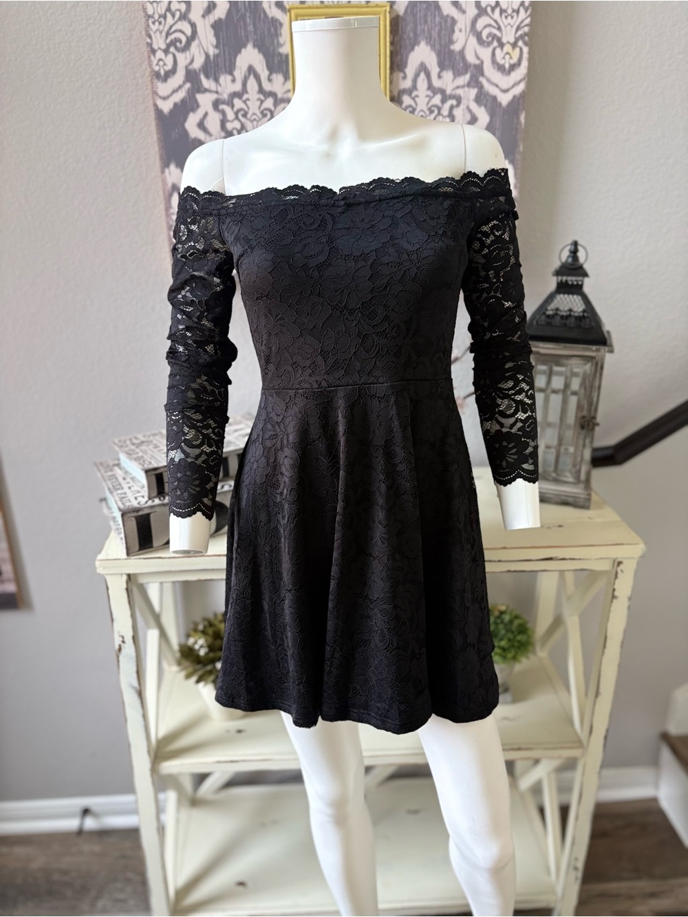 🖤 JJ’s House “Traudi” Black Off‑Shoulder Lace Mini Dress – Size S (#417230)